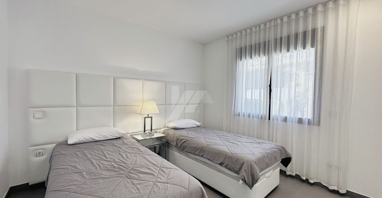 Villa moderne exclusive de plain-pied à Moraira, à deux pas de la mer et de tous les services.