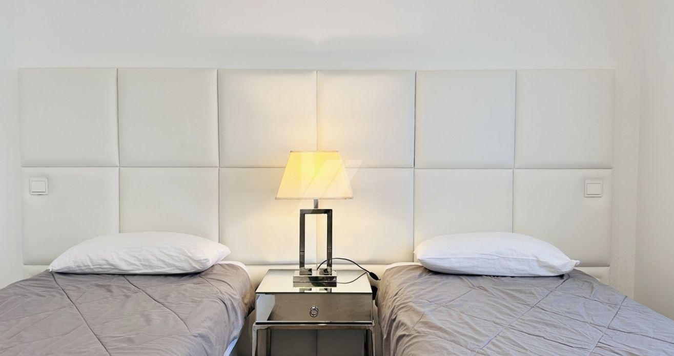 Villa moderne exclusive de plain-pied à Moraira, à deux pas de la mer et de tous les services.