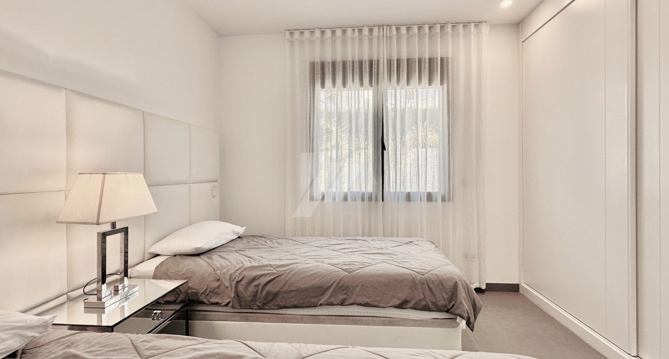 Villa moderne exclusive de plain-pied à Moraira, à deux pas de la mer et de tous les services.