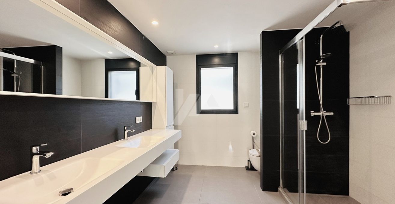 Villa moderne exclusive de plain-pied à Moraira, à deux pas de la mer et de tous les services.