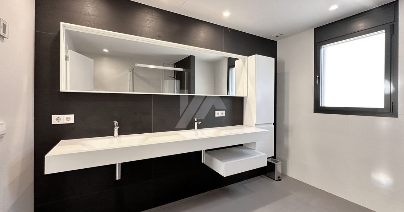 Villa moderne exclusive de plain-pied à Moraira, à deux pas de la mer et de tous les services.