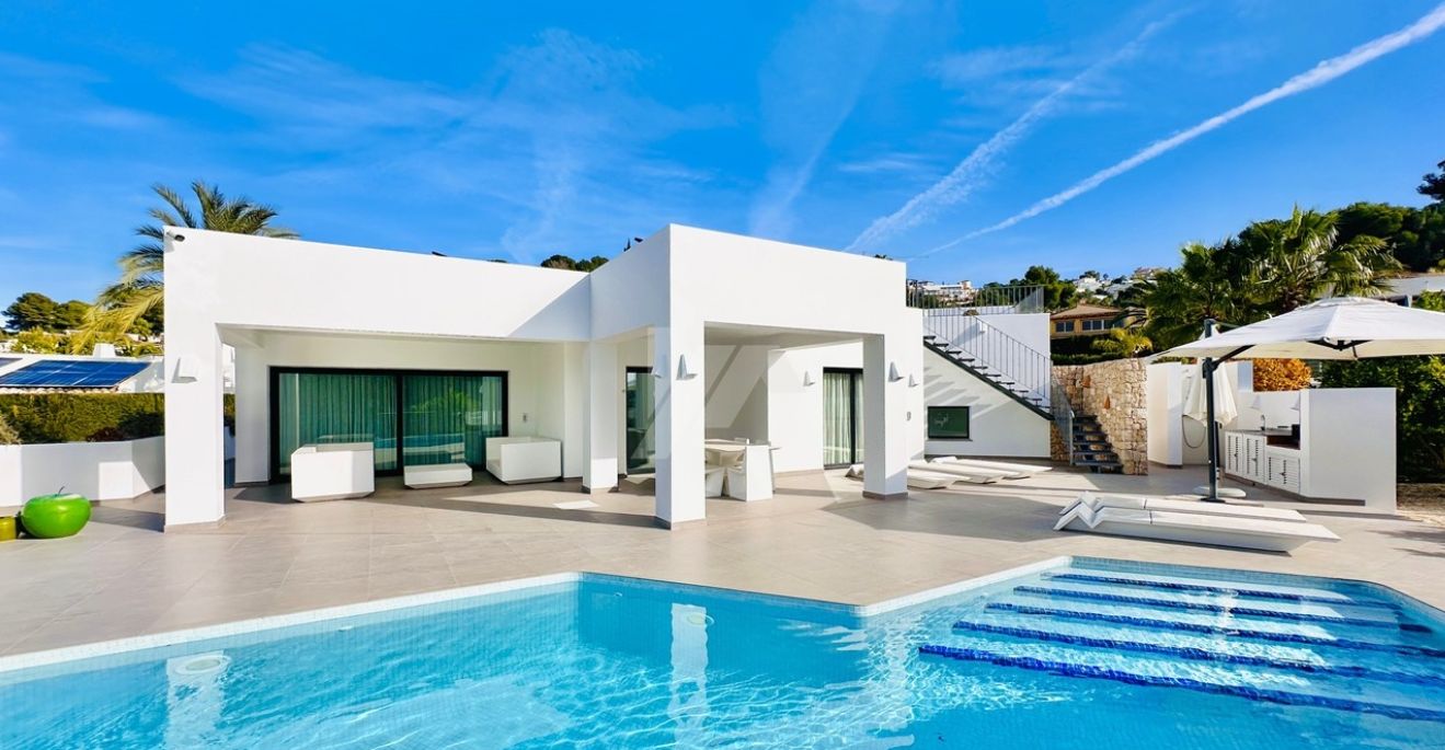 Villa moderne exclusive de plain-pied à Moraira, à deux pas de la mer et de tous les services.