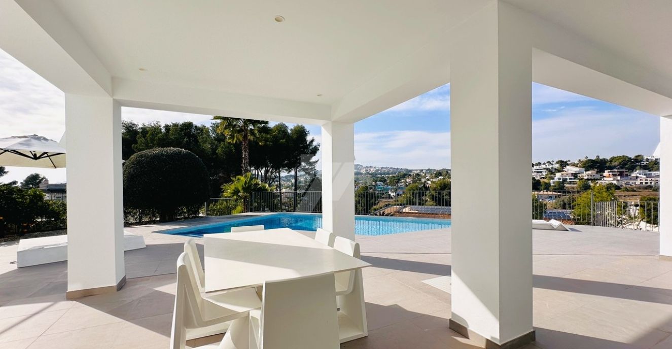 Villa moderne exclusive de plain-pied à Moraira, à deux pas de la mer et de tous les services.