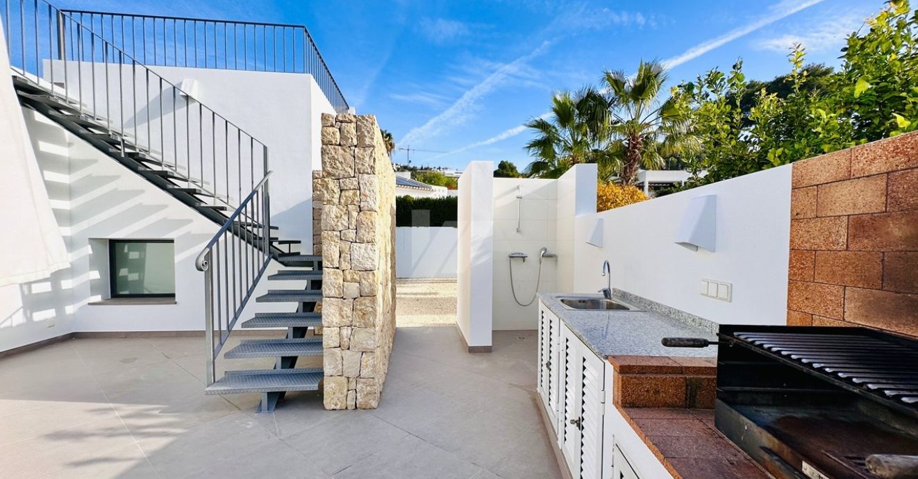 Villa moderne exclusive de plain-pied à Moraira, à deux pas de la mer et de tous les services.