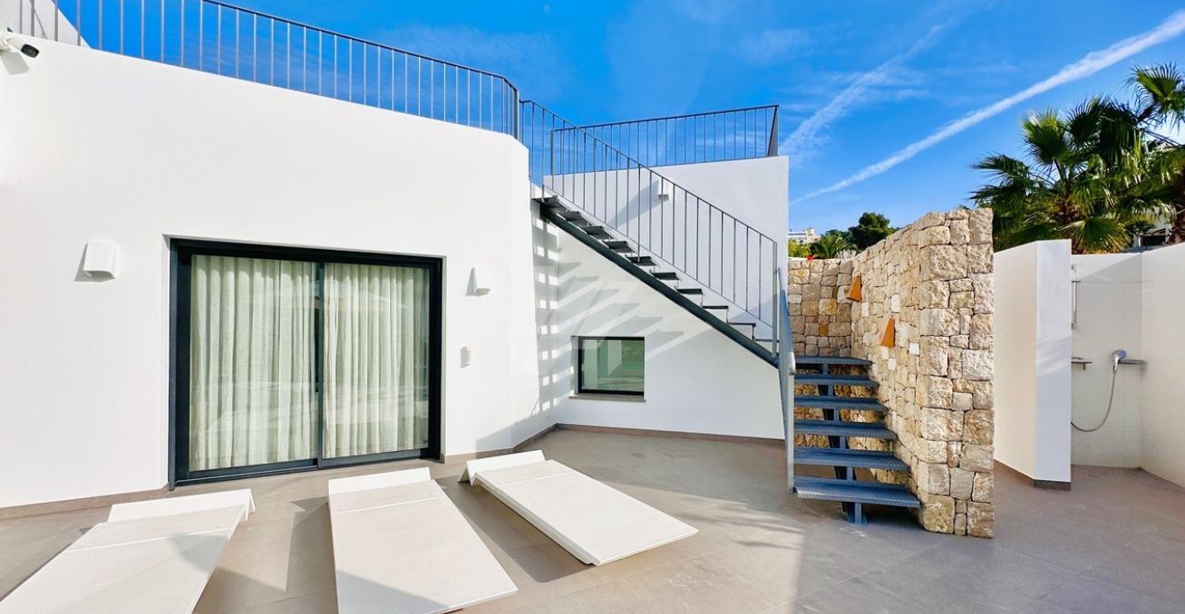 Villa moderne exclusive de plain-pied à Moraira, à deux pas de la mer et de tous les services.