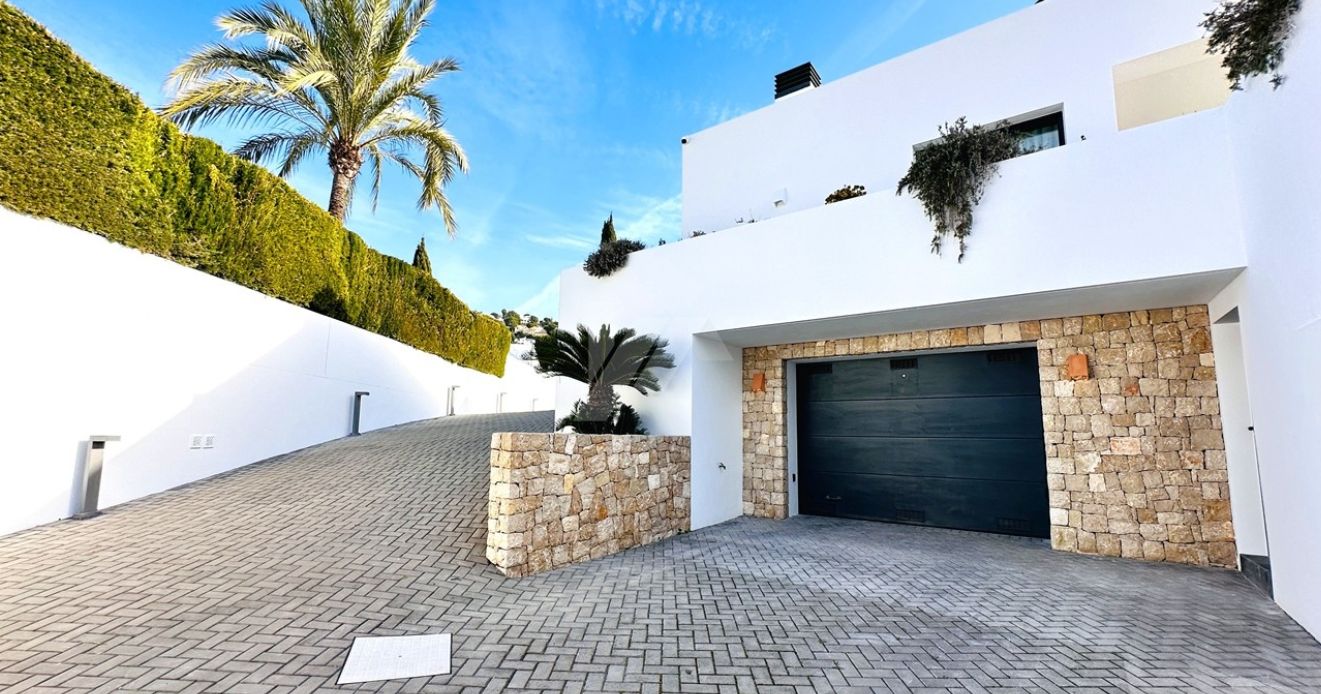 Villa moderne exclusive de plain-pied à Moraira, à deux pas de la mer et de tous les services.