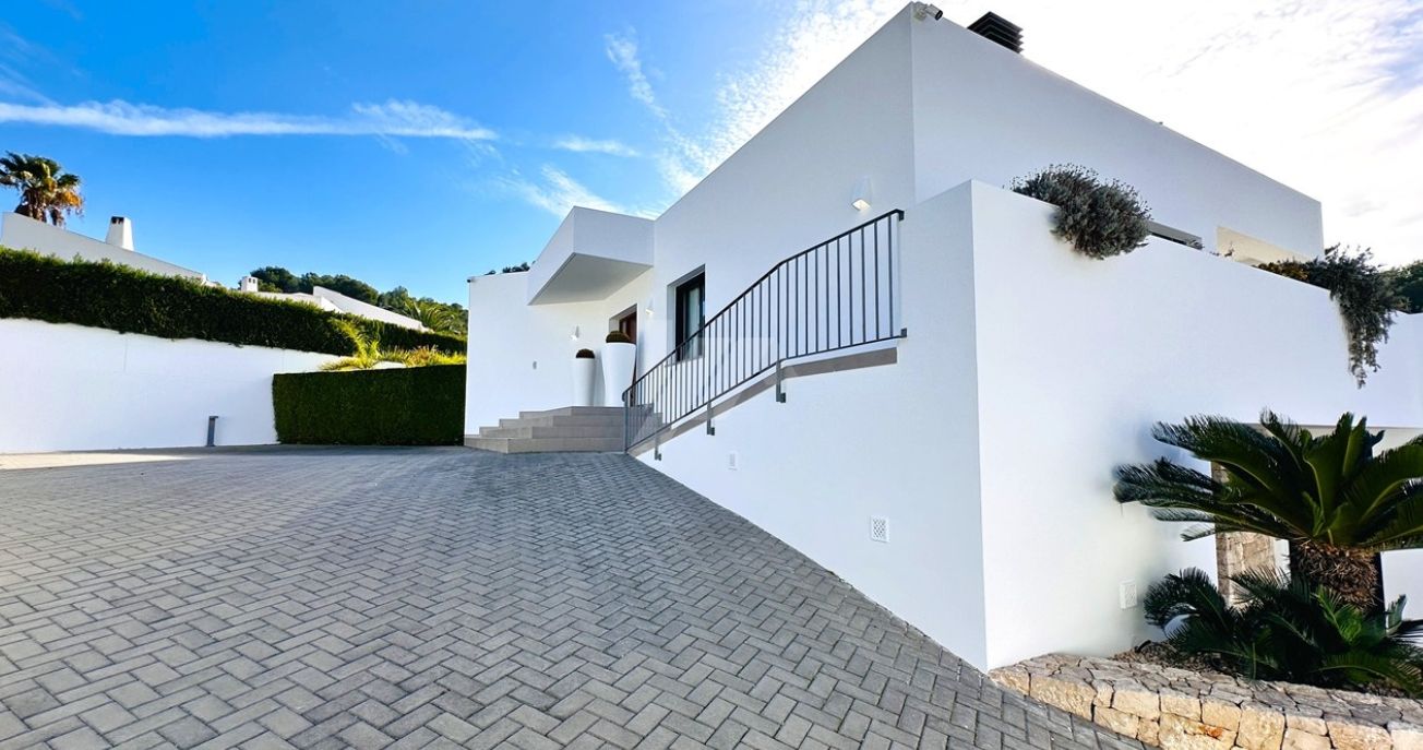 Villa moderne exclusive de plain-pied à Moraira, à deux pas de la mer et de tous les services.