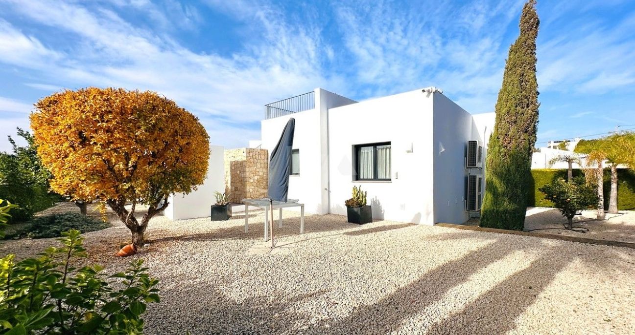 Villa moderne exclusive de plain-pied à Moraira, à deux pas de la mer et de tous les services.