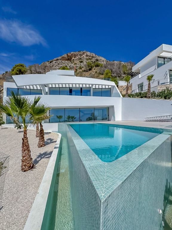 CP1048 - Villa à vendre avec 4 chambres et piscine à Altea