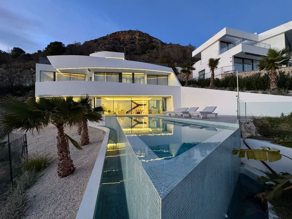 Villa à vendre avec 4 chambres et piscine à Altea