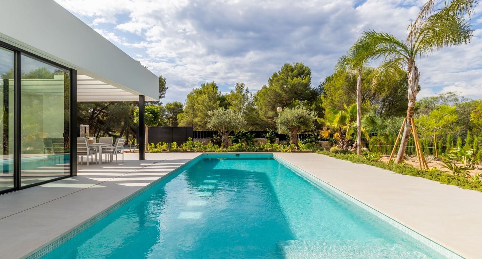 Villa de luxe neuve à Jávea – Terrain sud de 1.032 m², piscine chauffée et haute efficacité énergétique.