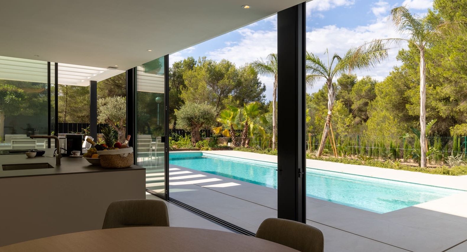 Villa de luxe neuve à Jávea – Terrain sud de 1.032 m², piscine chauffée et haute efficacité énergétique.