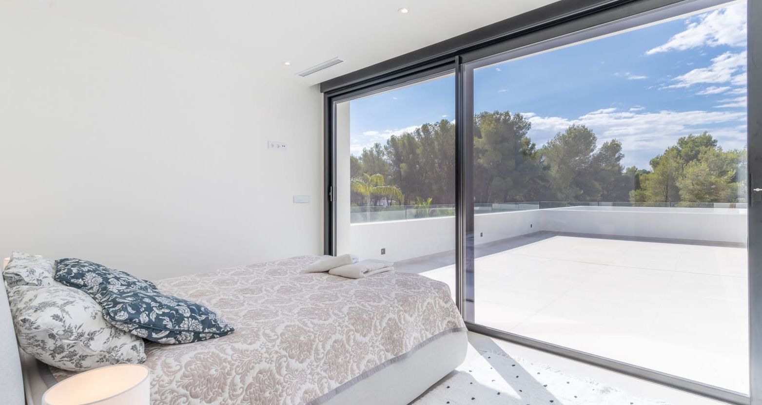 Villa de luxe neuve à Jávea – Terrain sud de 1.032 m², piscine chauffée et haute efficacité énergétique.