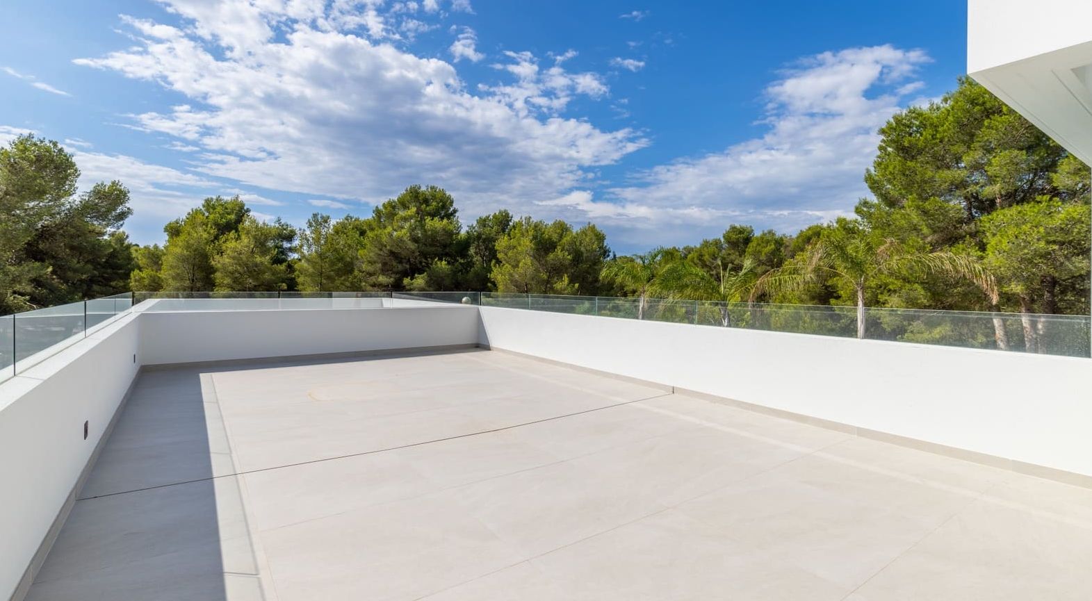 Villa de luxe neuve à Jávea – Terrain sud de 1.032 m², piscine chauffée et haute efficacité énergétique.