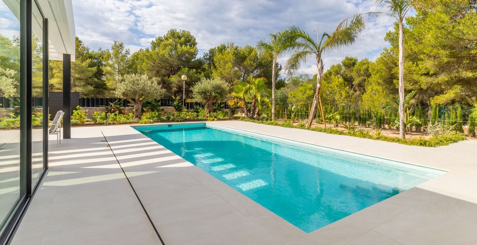 Villa de luxe neuve à Jávea – Terrain sud de 1.032 m², piscine chauffée et haute efficacité énergétique.