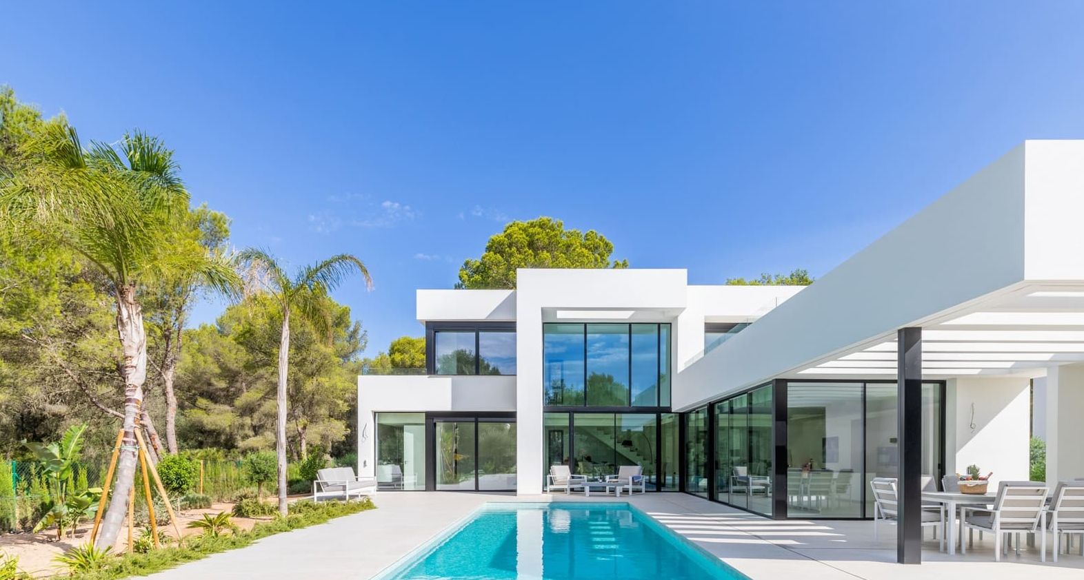 Villa de luxe neuve à Jávea – Terrain sud de 1.032 m², piscine chauffée et haute efficacité énergétique.