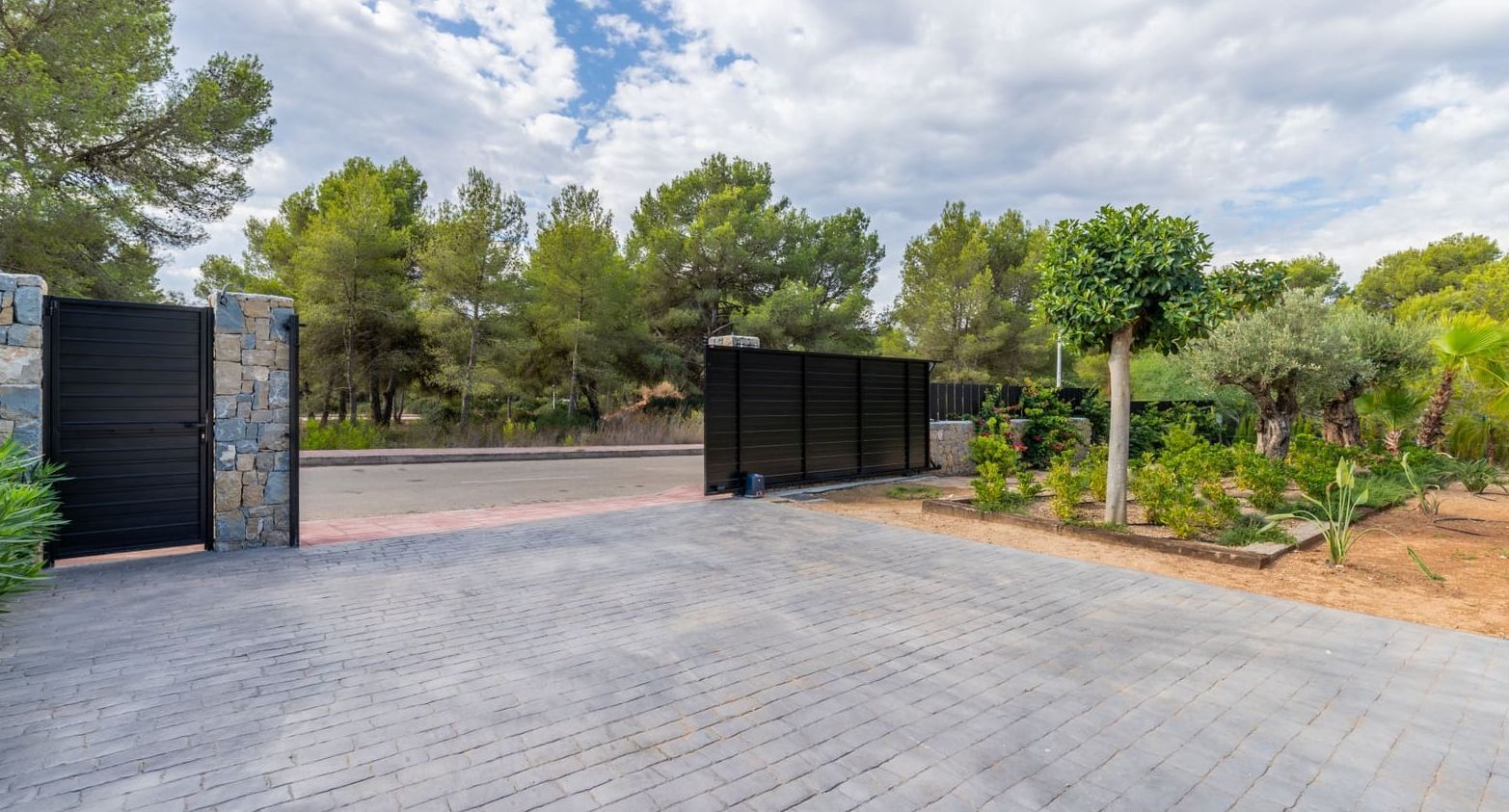 Villa de luxe neuve à Jávea – Terrain sud de 1.032 m², piscine chauffée et haute efficacité énergétique.