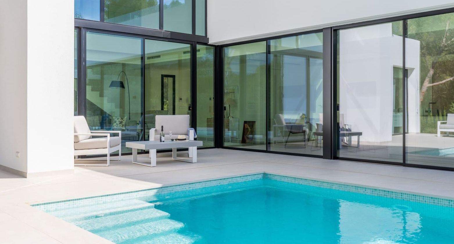 Villa de luxe neuve à Jávea – Terrain sud de 1.032 m², piscine chauffée et haute efficacité énergétique.