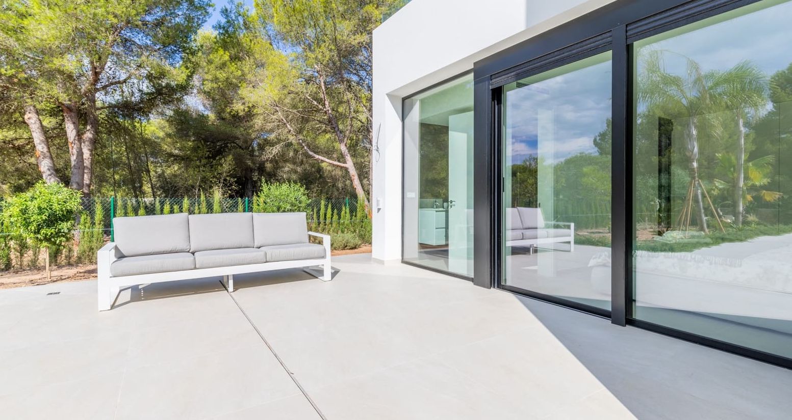 Villa de luxe neuve à Jávea – Terrain sud de 1.032 m², piscine chauffée et haute efficacité énergétique.