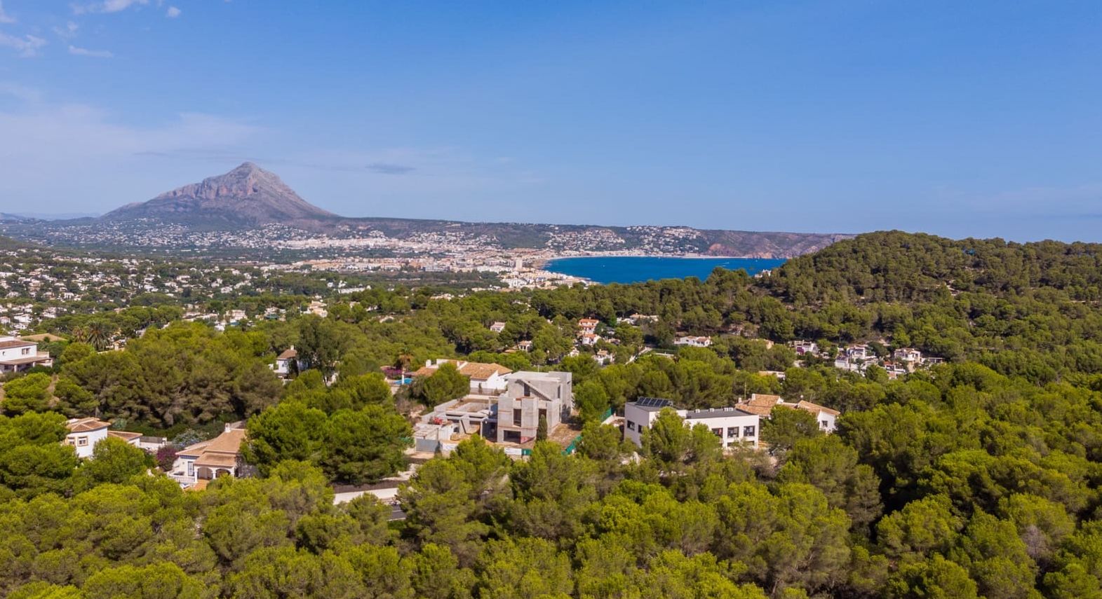 Villa de luxe neuve à Jávea – Terrain sud de 1.032 m², piscine chauffée et haute efficacité énergétique.