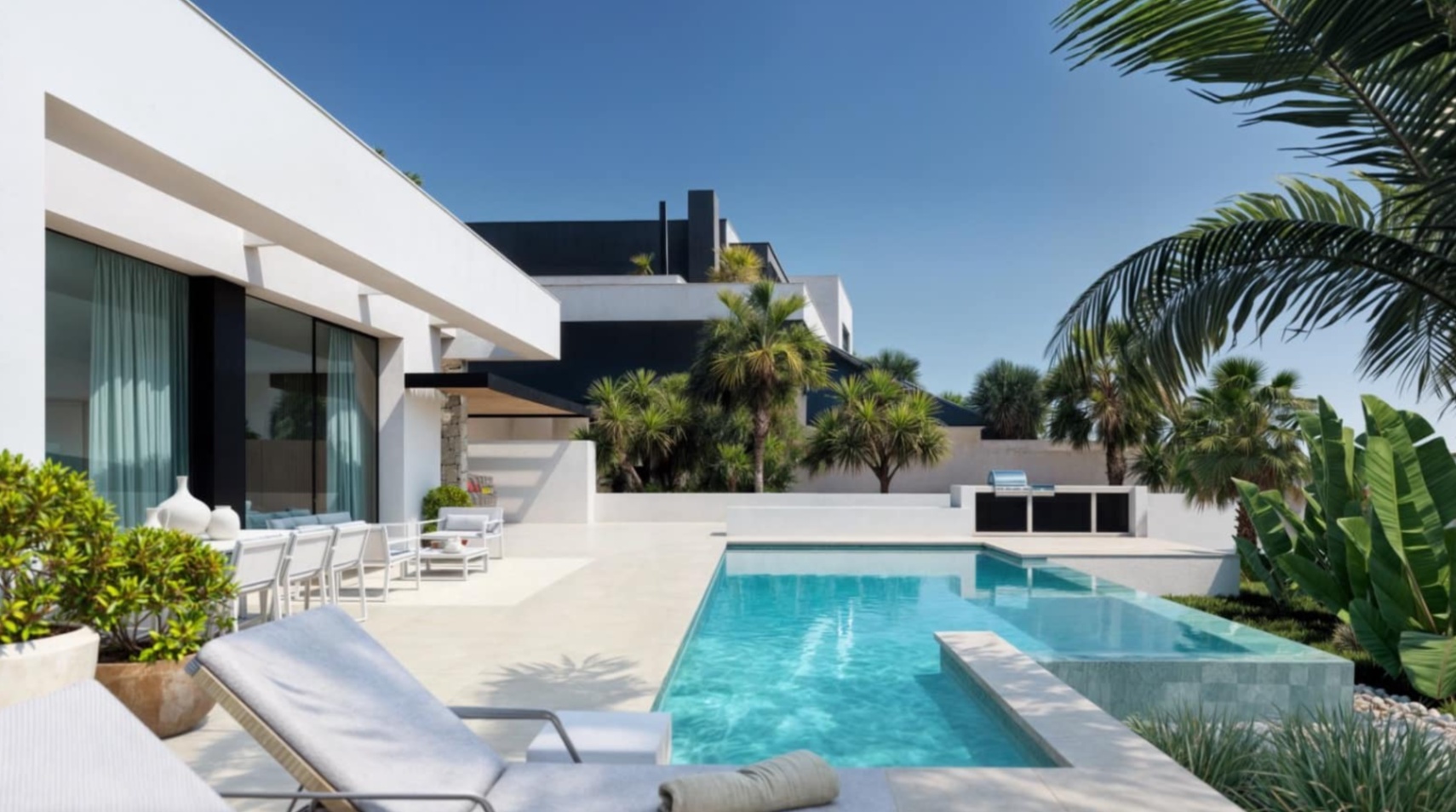 Villa de obra nueva de arquitectura contemporánea con vistas al mar en Moraira