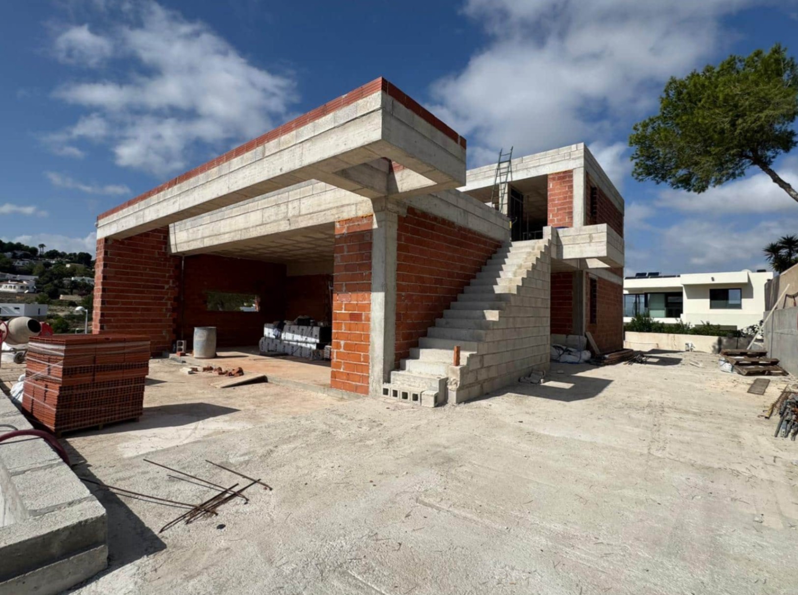 Villa de obra nueva de arquitectura contemporánea con vistas al mar en Moraira