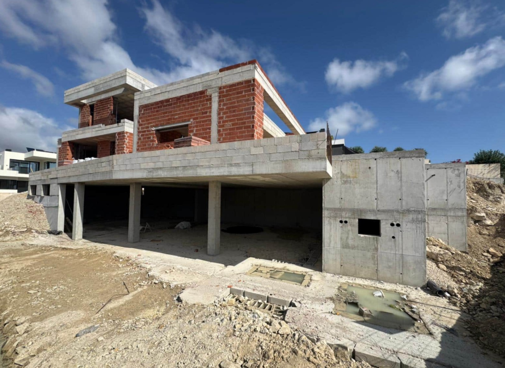 Villa de obra nueva de arquitectura contemporánea con vistas al mar en Moraira