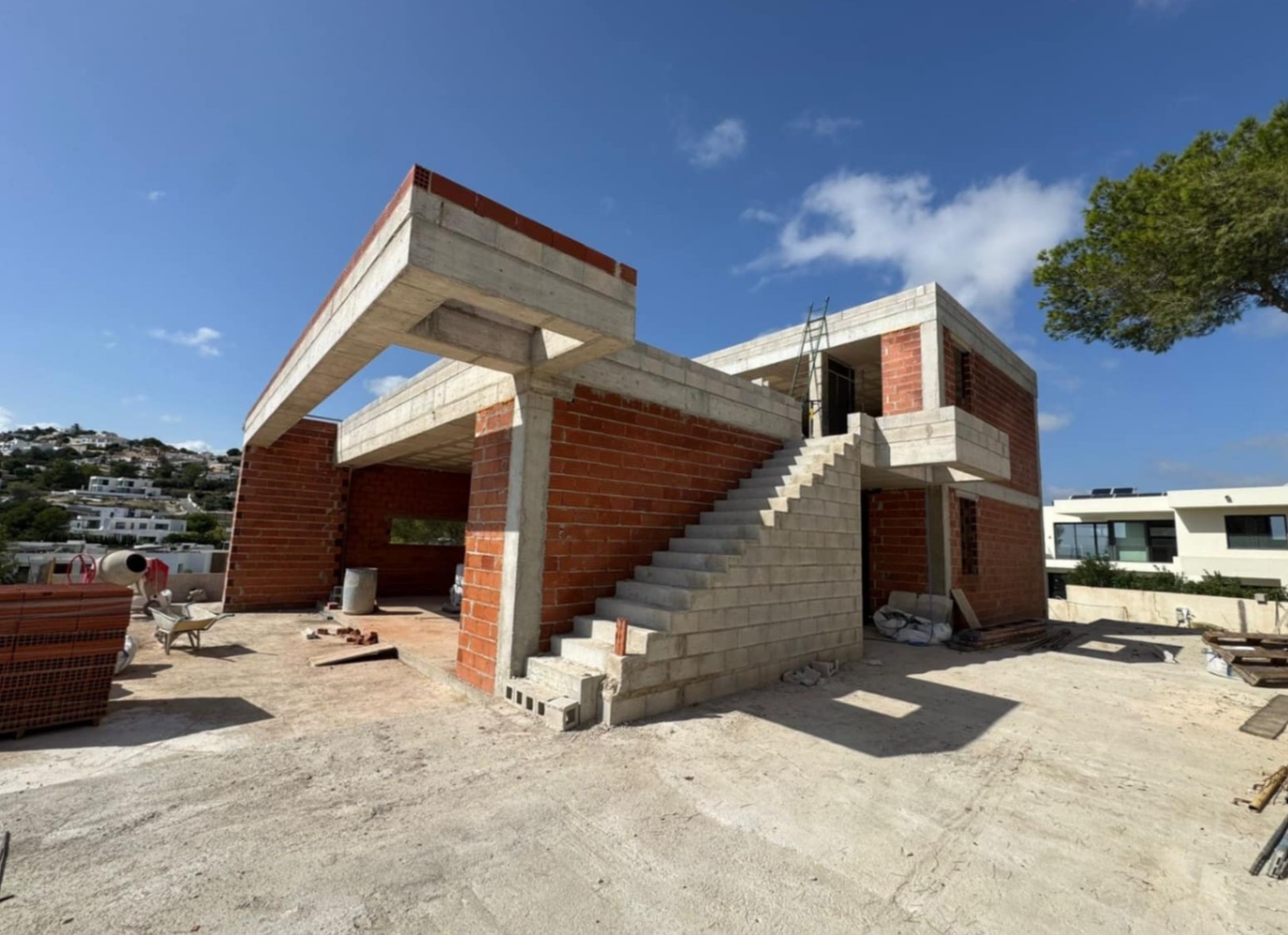 Villa de obra nueva de arquitectura contemporánea con vistas al mar en Moraira