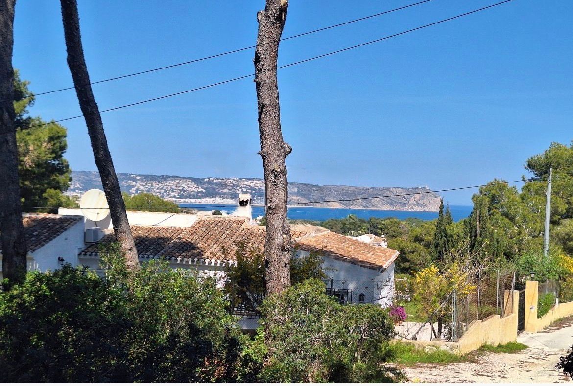 Exclusive plot with sea and Montgó views in a privileged location.