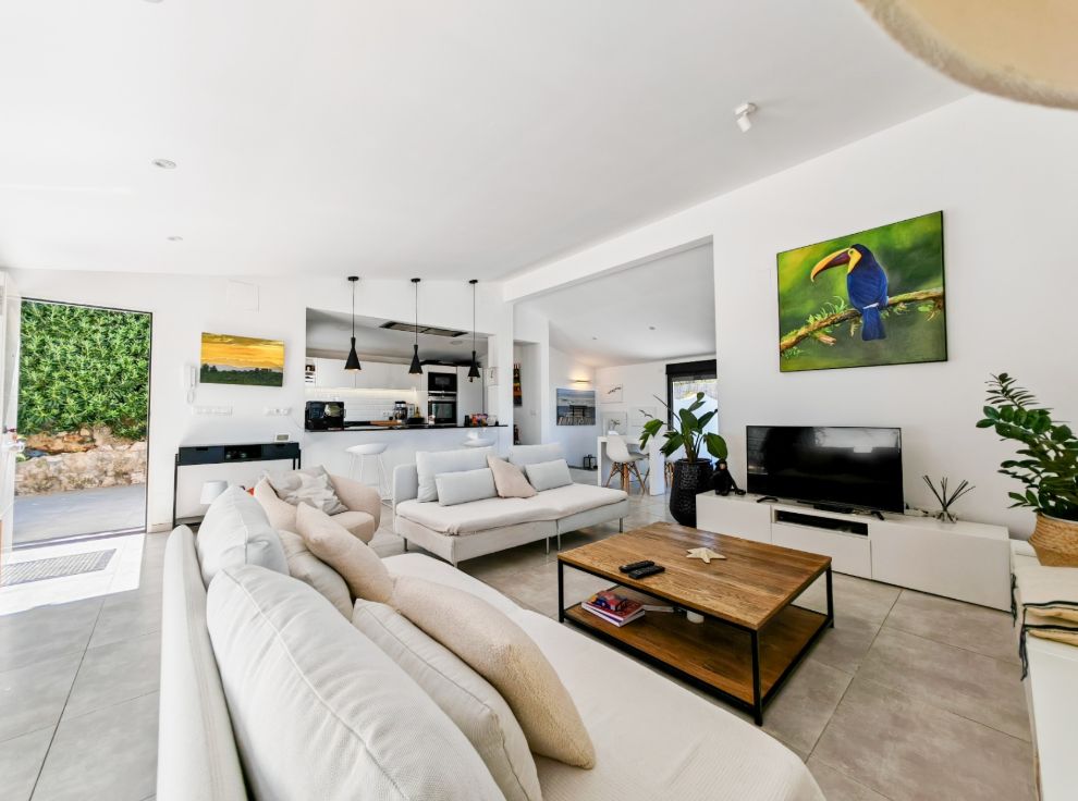 Villa mediterránea reformada con vistas al mar en Dénia – lista para entrar a vivir