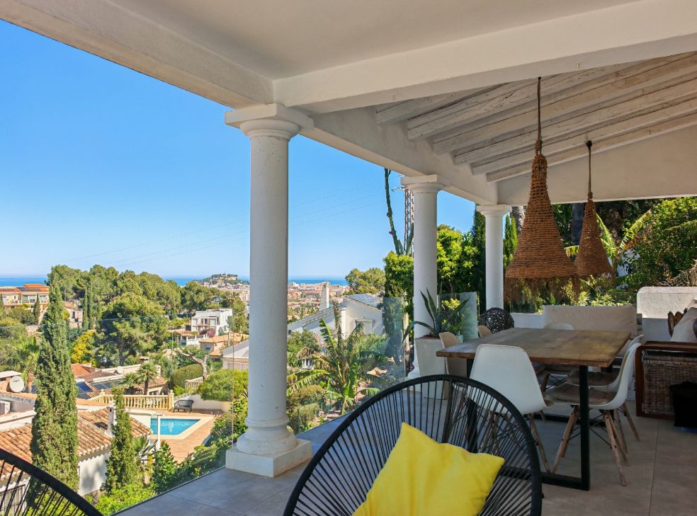 Villa mediterránea reformada con vistas al mar en Dénia – lista para entrar a vivir