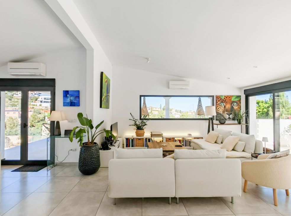 Villa mediterránea reformada con vistas al mar en Dénia – lista para entrar a vivir