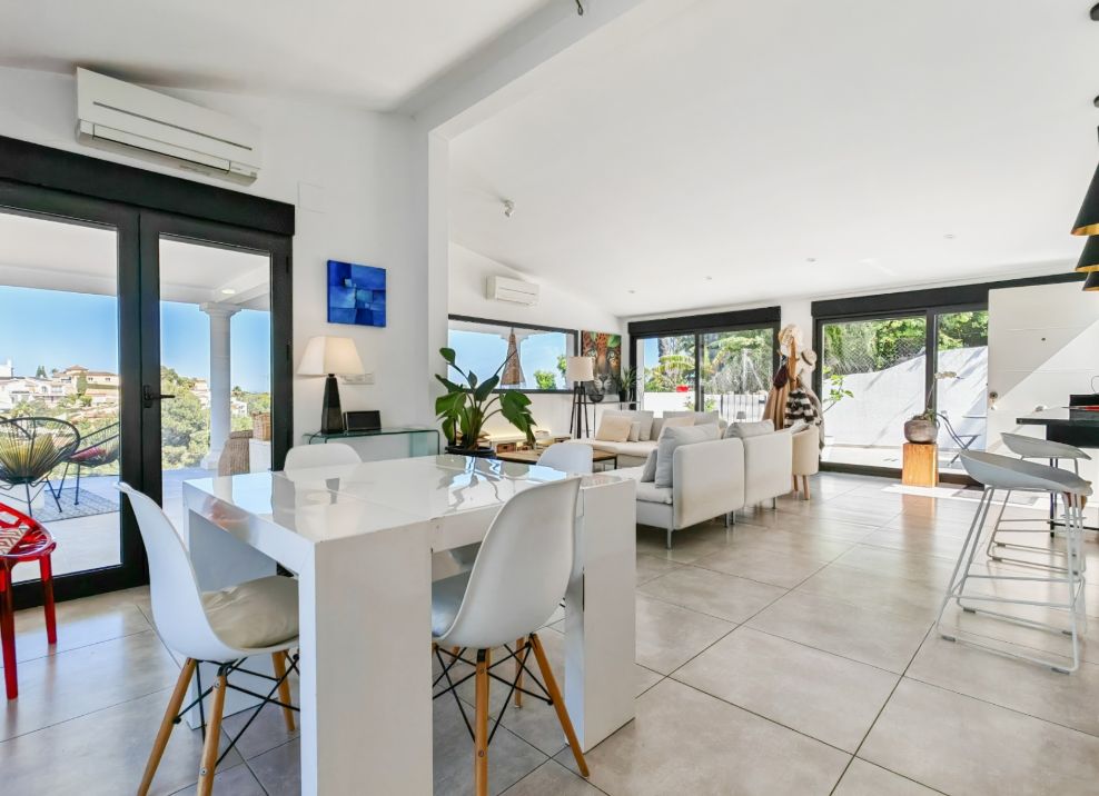 Villa mediterránea reformada con vistas al mar en Dénia – lista para entrar a vivir