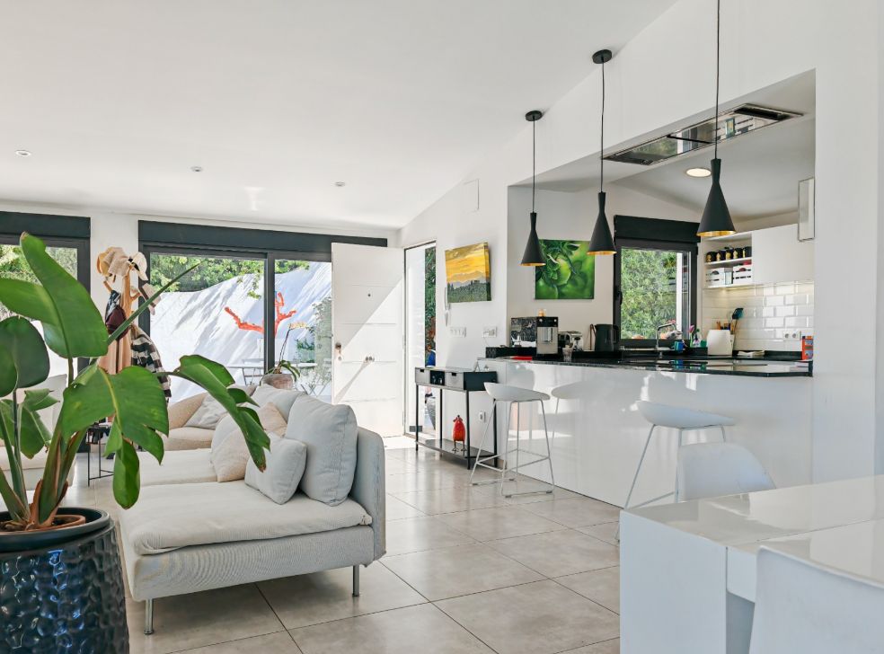 Villa mediterránea reformada con vistas al mar en Dénia – lista para entrar a vivir