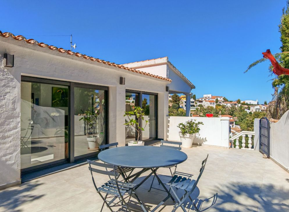 Villa mediterránea reformada con vistas al mar en Dénia – lista para entrar a vivir