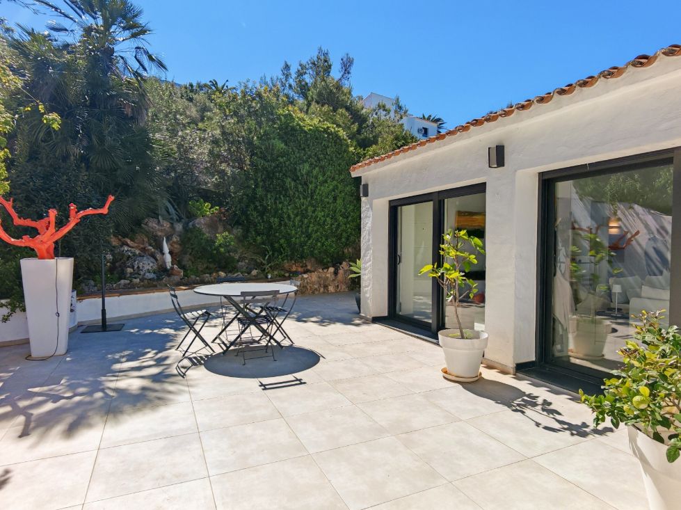 Villa mediterránea reformada con vistas al mar en Dénia – lista para entrar a vivir