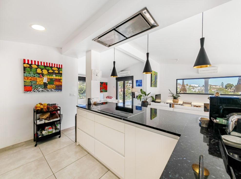 Villa mediterránea reformada con vistas al mar en Dénia – lista para entrar a vivir