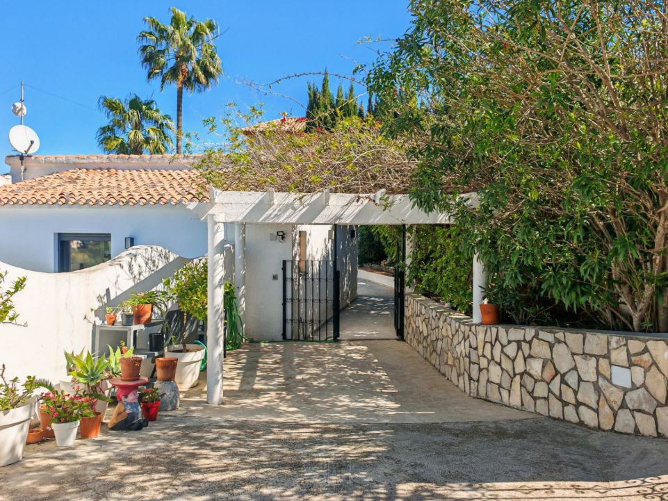 Villa mediterránea reformada con vistas al mar en Dénia – lista para entrar a vivir
