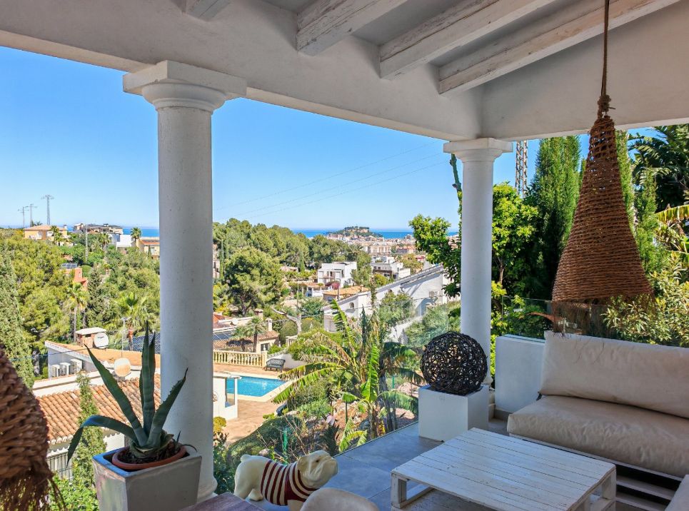 Villa mediterránea reformada con vistas al mar en Dénia – lista para entrar a vivir
