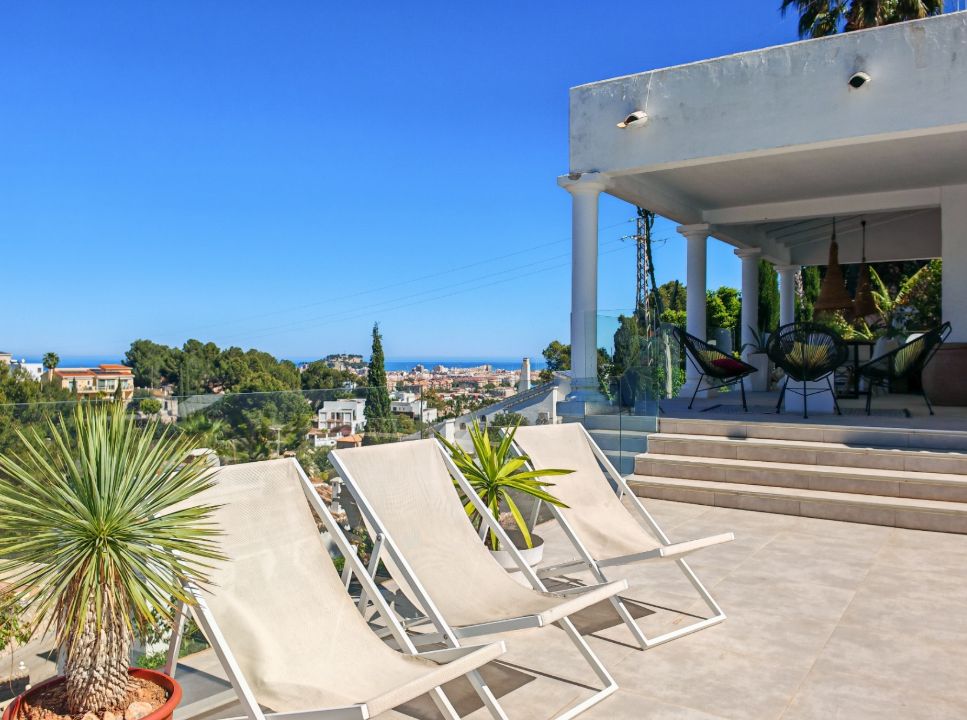 Villa mediterránea reformada con vistas al mar en Dénia – lista para entrar a vivir