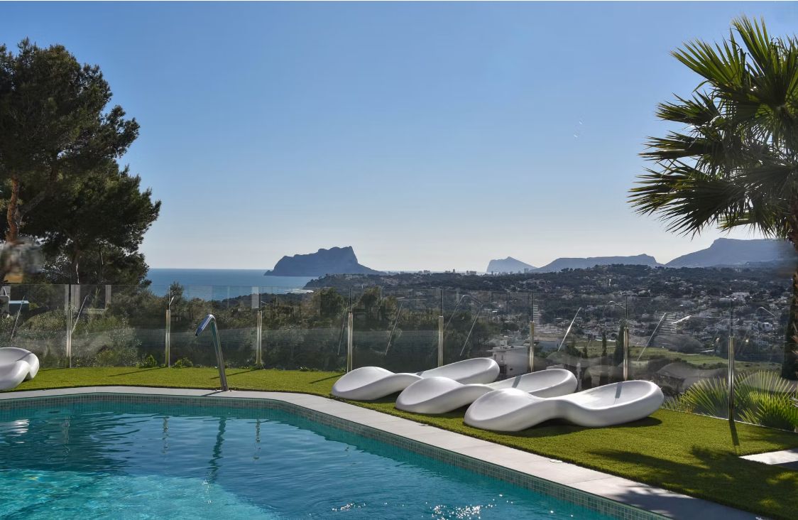 CP1204 - Villa de luxe à Moraira avec 5 suites privées, domotique avancée et espaces extérieurs conçus pour le style de vie méditerranéen.