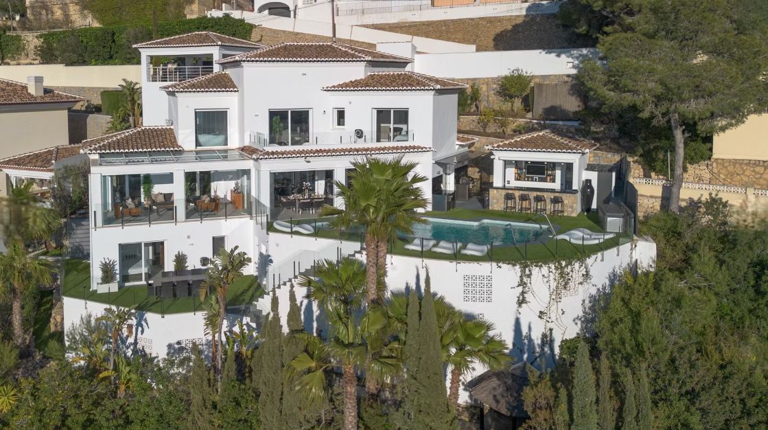 Villa de luxe à Moraira avec 5 suites privées, domotique avancée et espaces extérieurs conçus pour le style de vie méditerranéen.