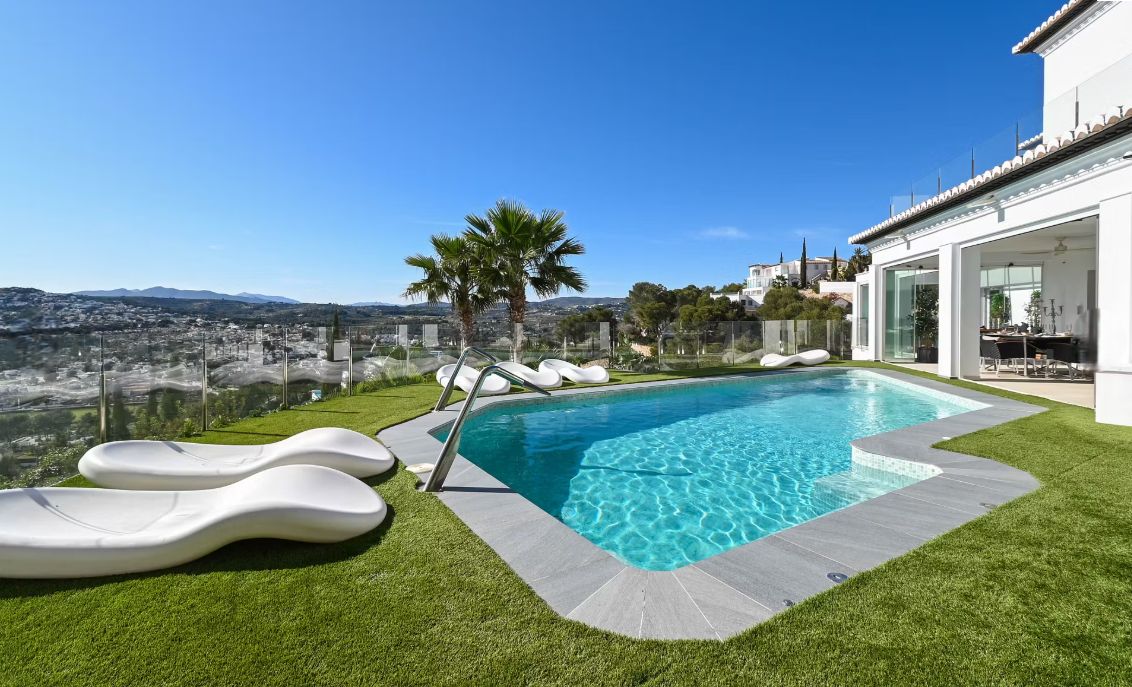 Villa de luxe à Moraira avec 5 suites privées, domotique avancée et espaces extérieurs conçus pour le style de vie méditerranéen.
