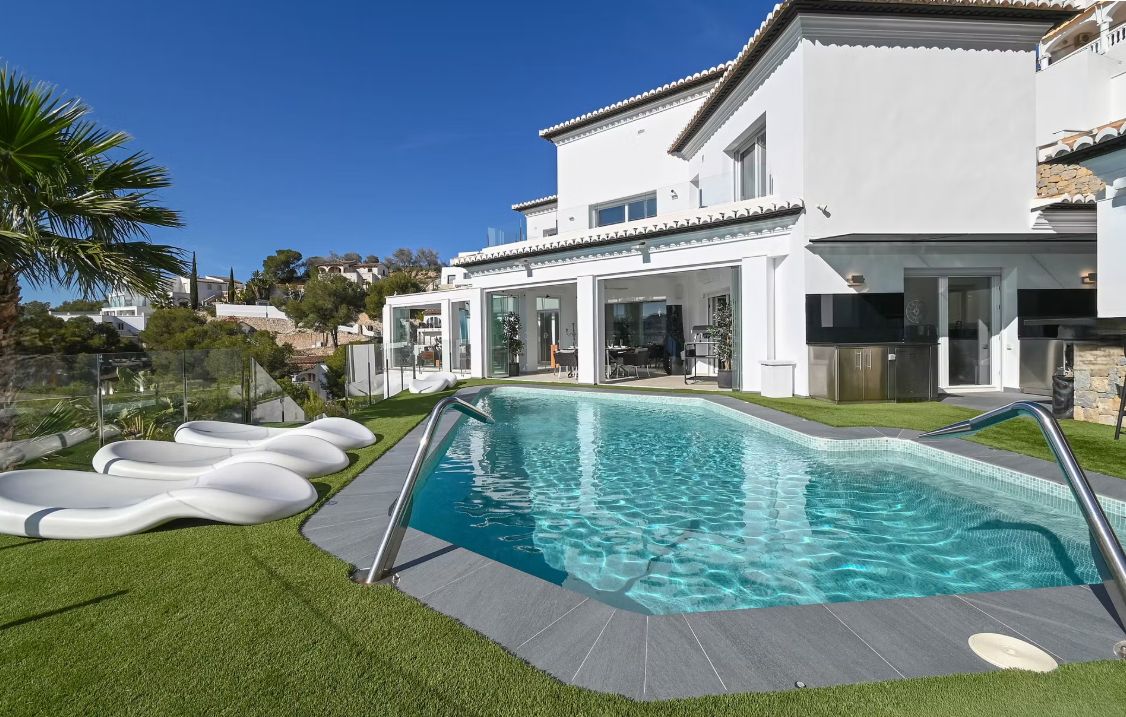 Villa de luxe à Moraira avec 5 suites privées, domotique avancée et espaces extérieurs conçus pour le style de vie méditerranéen.
