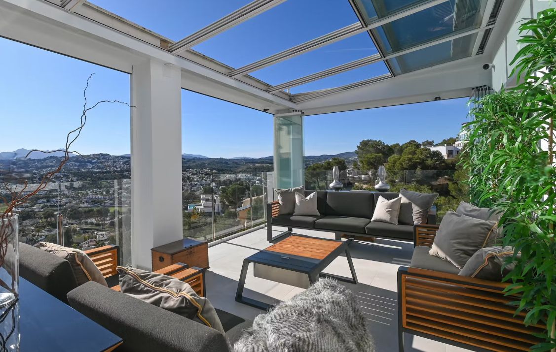 Villa de luxe à Moraira avec 5 suites privées, domotique avancée et espaces extérieurs conçus pour le style de vie méditerranéen.