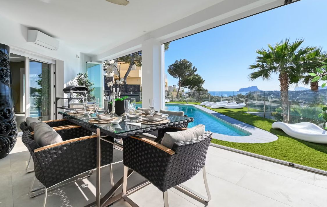 Villa de luxe à Moraira avec 5 suites privées, domotique avancée et espaces extérieurs conçus pour le style de vie méditerranéen.