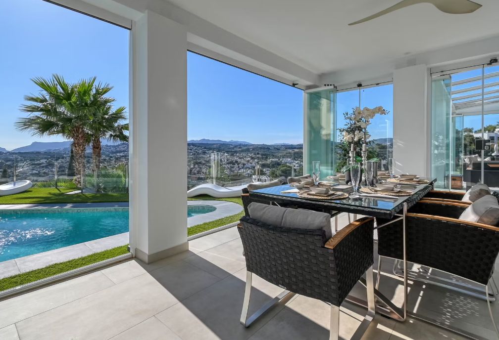 Villa de luxe à Moraira avec 5 suites privées, domotique avancée et espaces extérieurs conçus pour le style de vie méditerranéen.