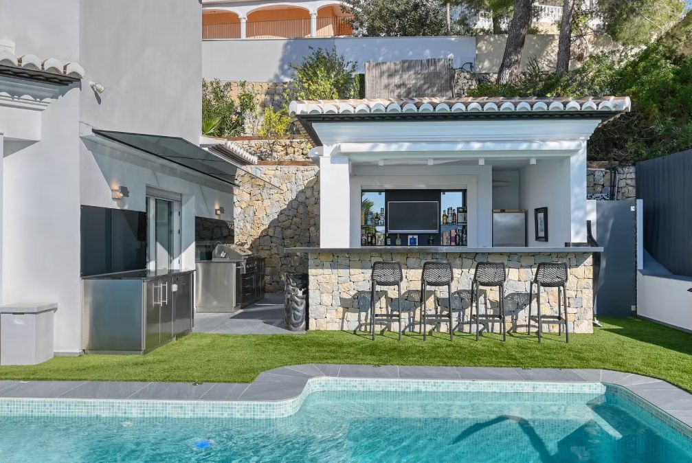 Villa de luxe à Moraira avec 5 suites privées, domotique avancée et espaces extérieurs conçus pour le style de vie méditerranéen.