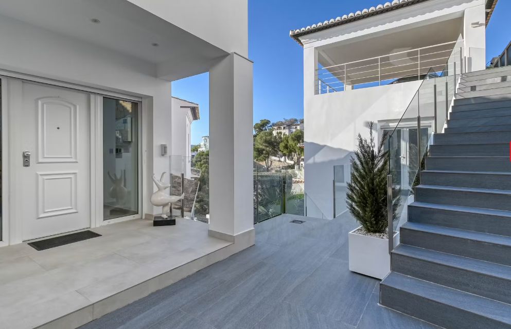 Villa de luxe à Moraira avec 5 suites privées, domotique avancée et espaces extérieurs conçus pour le style de vie méditerranéen.