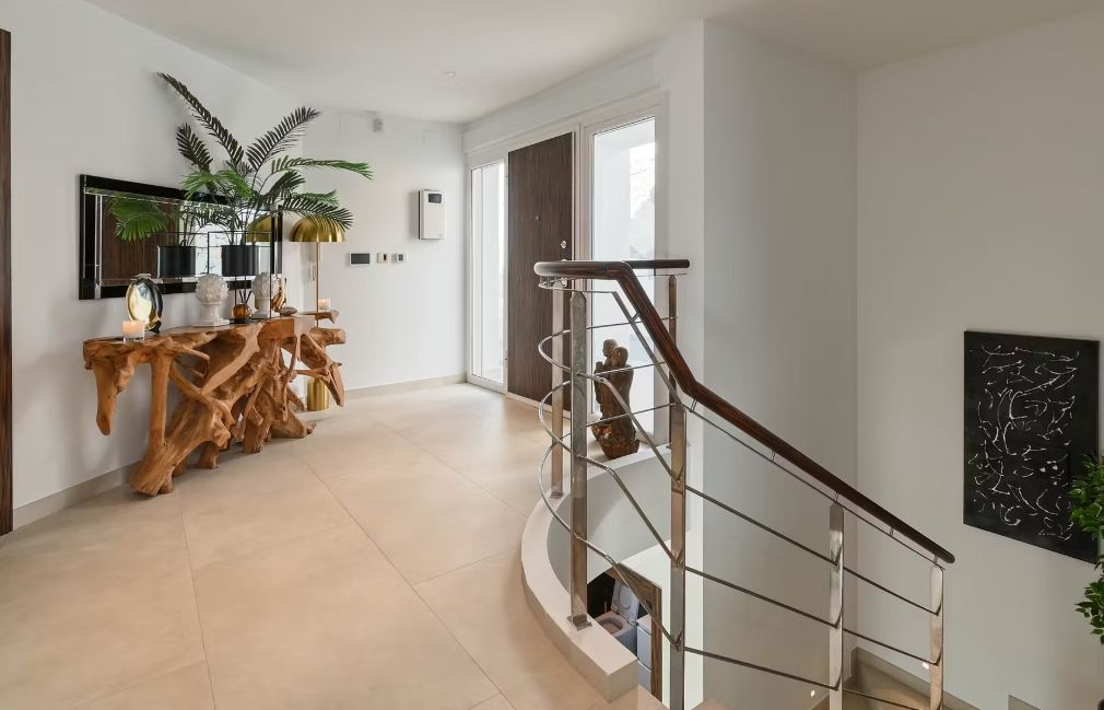Villa de luxe à Moraira avec 5 suites privées, domotique avancée et espaces extérieurs conçus pour le style de vie méditerranéen.